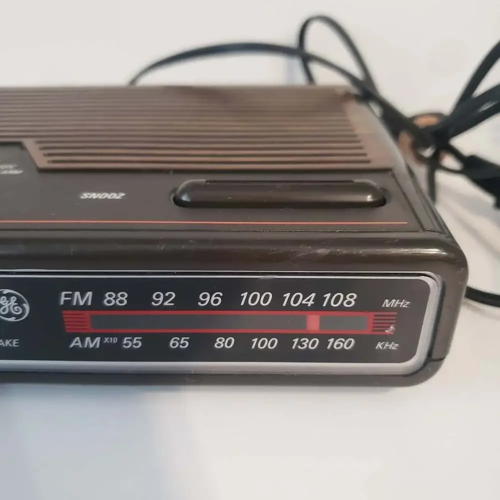 GE Digital Alarm Clock Radio AM/FM Model 7-4612A Faux Woodgrain Vintage